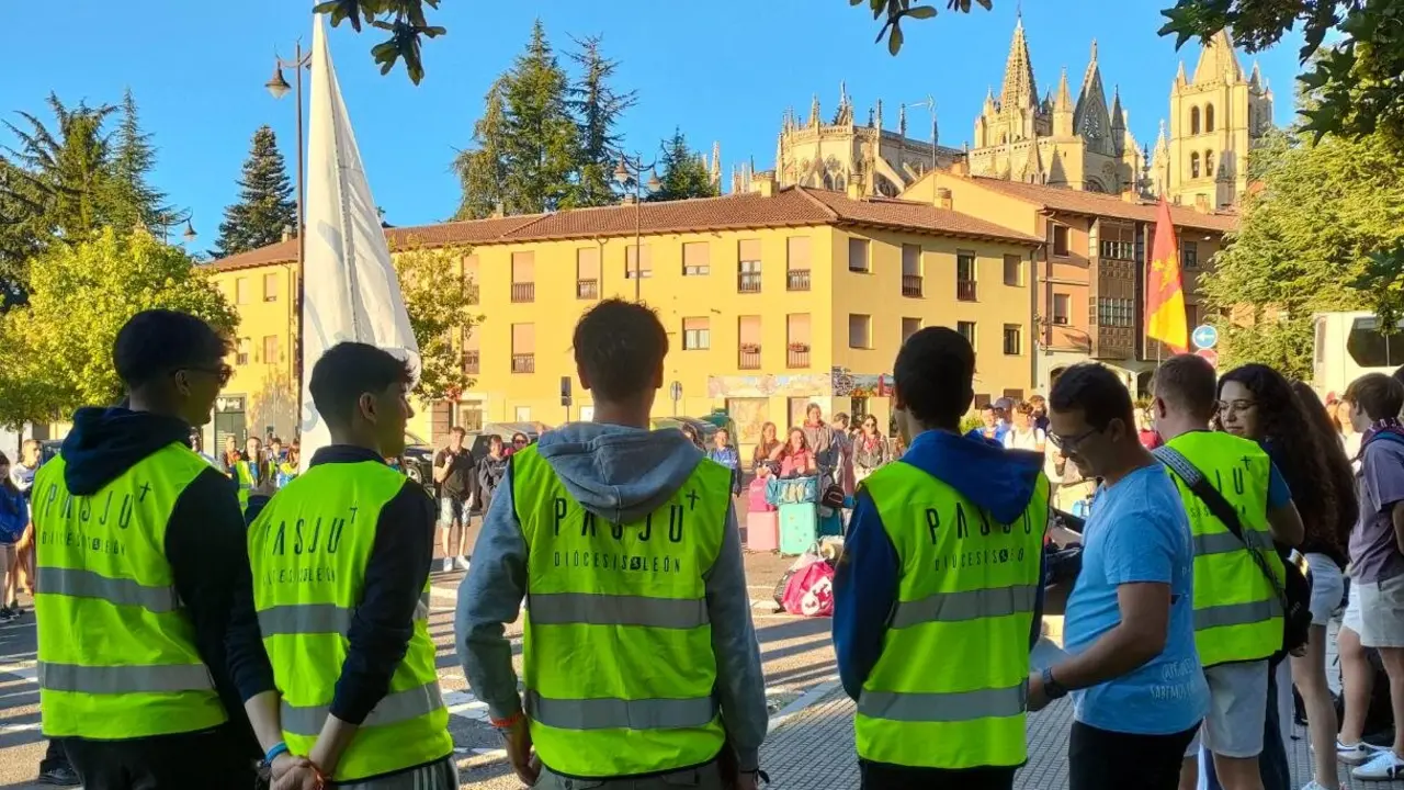A los pies de la Catedral, en el aparcamiento de San Pedro, se han dado cita a primera hora de esta mañana los más de cien jóvenes de la Iglesia de León que, integrados en el grupo de Pastoral Juvenil-PASJU León, peregrinan para participar en Roma en el Jubileo de los Jóvenes. Y lo hacen en un viaje en autobús de más de treinta horas para llegar mañana miércoles a la ciudad eterna, donde se sumarán a los actos de esta importante convocatoria del Año jubilar 2025 ‘Peregrinos de Esperanza’ hasta la misa de clausura que presidirá el Papa León XIV el próximo domingo día 3 de agosto.
