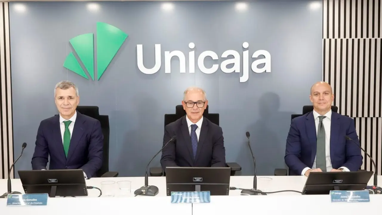 De izquierda a derecha, Pablo González, Isidro Rubiales y Jaime Hernández, director de Relación con Inversores.