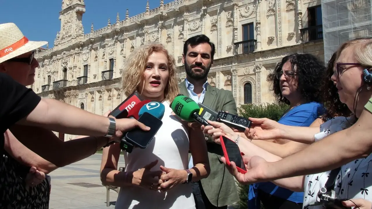 La diputada Silvia Franco y el portavoz del Grupo Municipal del Partido Popular del Ayuntamiento de León, David Fernández. Foto: Peio García.