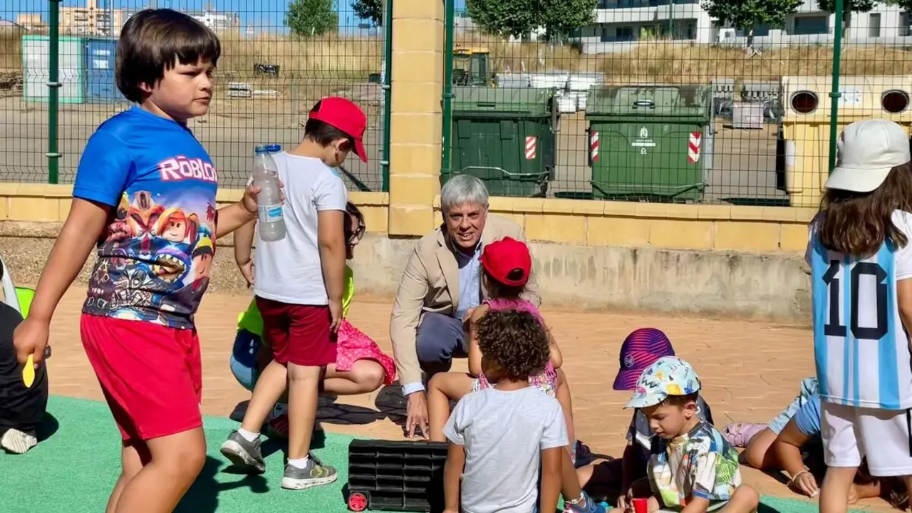 Visita del delegado de la Junta, Eduardo Diego, a los participantes en el programa Conciliamos del CEIP Palomera.
