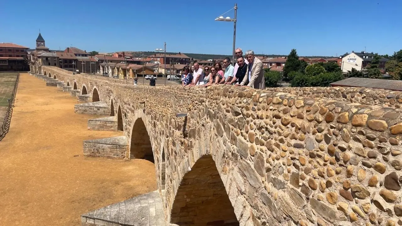 Patrimonio autoriza la iluminación ornamental en el Puente del Paso Honroso.