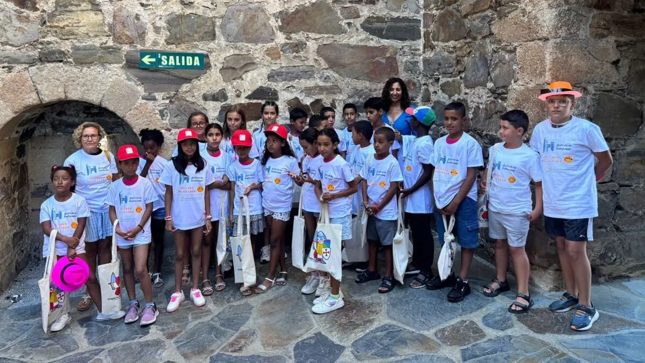 Foto de familia de los niños y niñas participantes en el programa Vacaciones en Paz en Ponferrada y los representantes políticos.