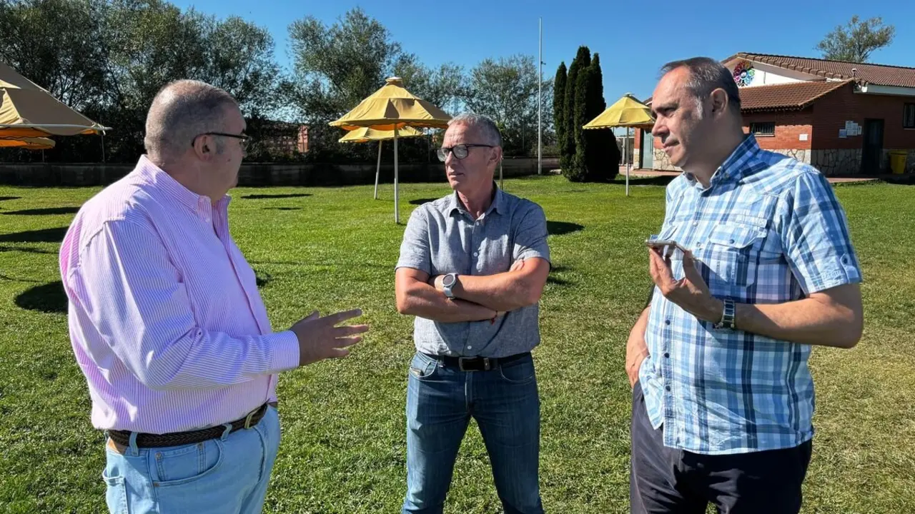 Los vicepresidentes 1º y 2º, Roberto Aller y Valentín Martínez, han visitado las piscinas de Villaquilambre y han hablado con el nuevo alcalde sobre los retos a los que se enfrenta el municipio