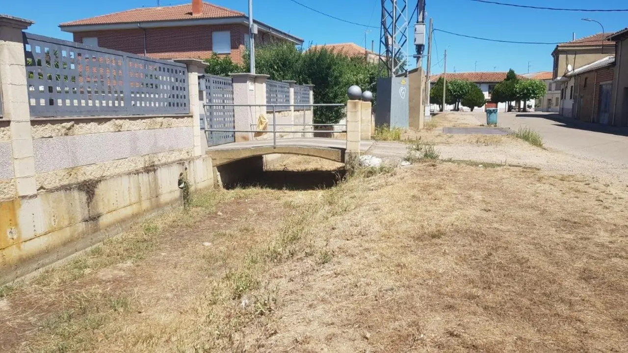 Las tradicionales acequias o regueros de los pueblos del Órbigo se quedan sin agua tras el cierre de la 'Presa de la Tierra'.