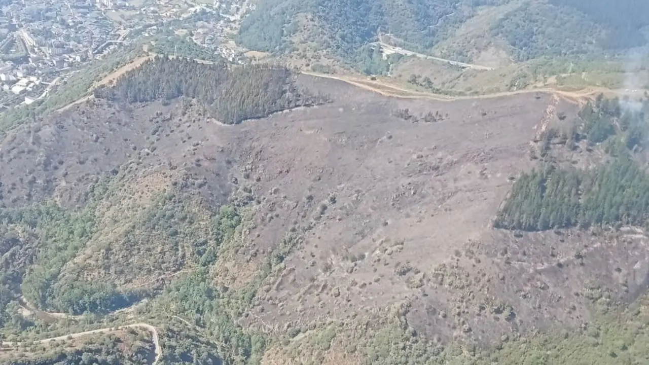 Imagen del incendio de Villafranca del Bierzo este martes al mediodía. Foto: Junta de Castilla y León.