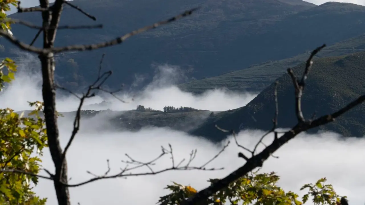 Paisajes de la Tebaida berciana que se pueden ver desde la ruta de los canales romanos entre Peñalba de Santiago y Las Médulas (León). Foto: César Sánchez.