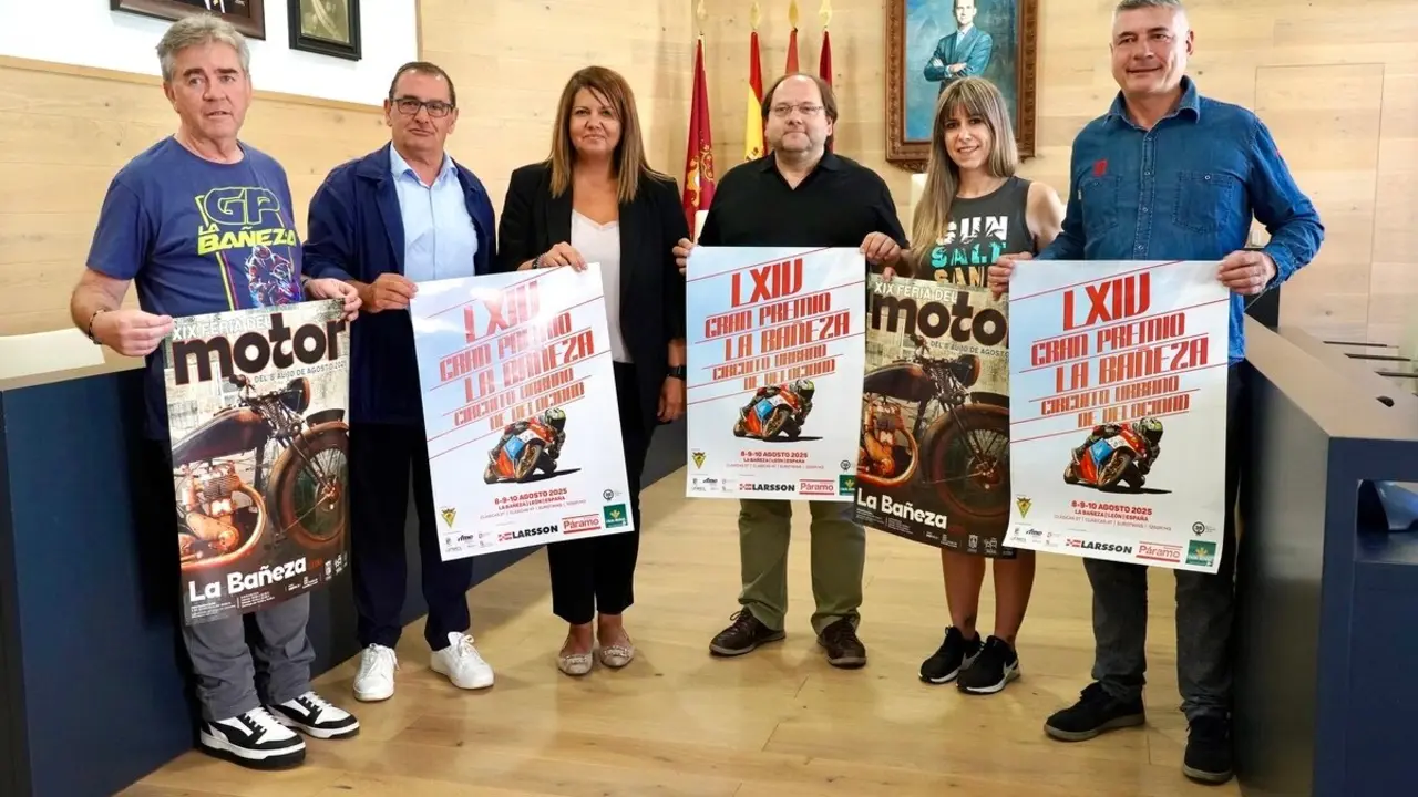 El alcalde de La Bañeza, Javier Carrera, el director de Comunicación de Caja Rural, Narciso Prieto, y representantes de La 8 León presentan la retransmisión del Gran Premio de Velocidad Ciudad de La Bañeza.