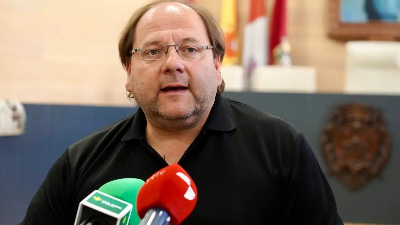 El alcalde de La Bañeza, Javier Carrera, durante una rueda de prensa.