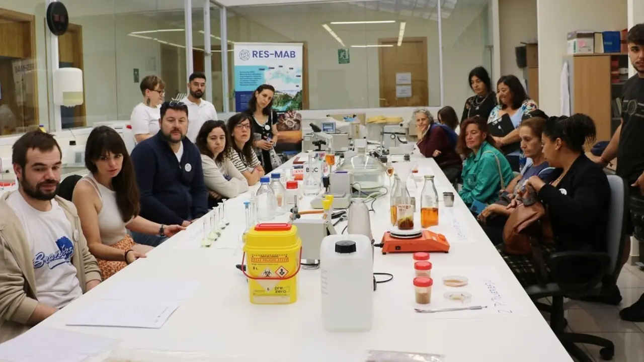 Apicultores e industriales cárnicos conocen la investigación de la ULE para el uso del propóleo como conservante