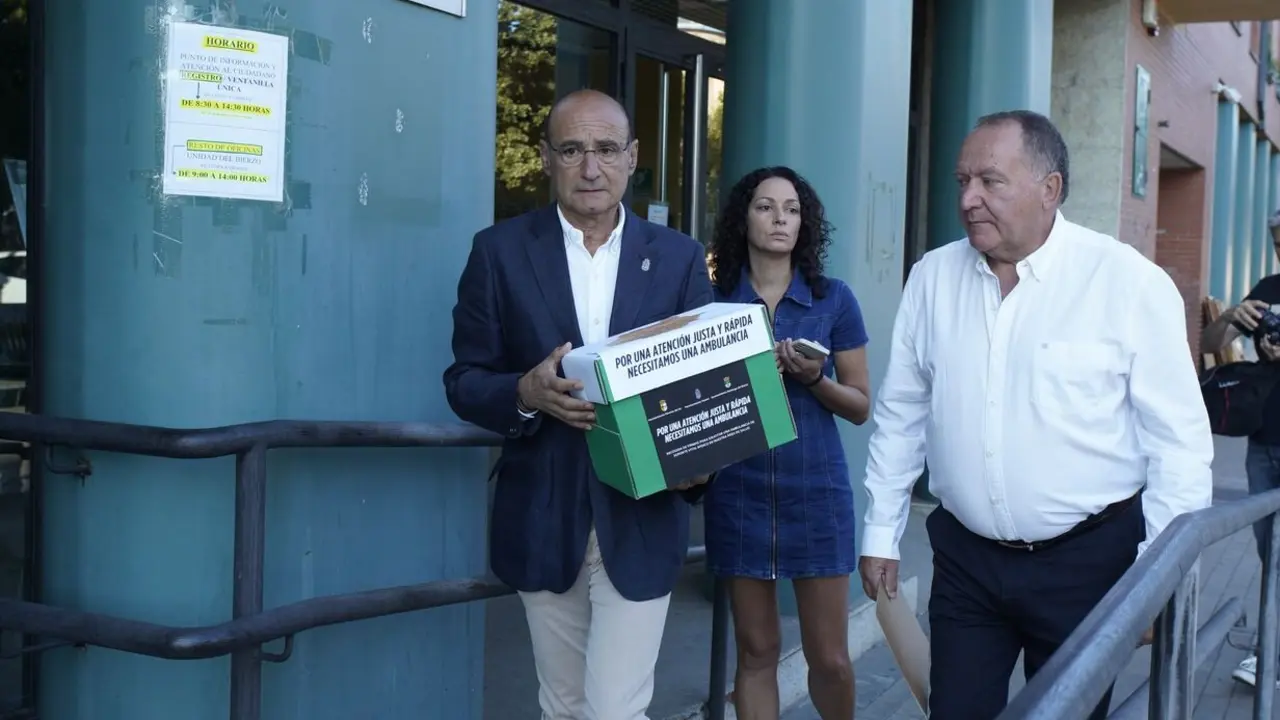 Los alcaldes de Toreno, Páramo del Sil y Berlanga del Bierzo (León), Vicente Mirón (I), Alicia García y César Álvarez (D), registran las firmas recogidas para reclamar una ambulancia permanente en el Centro de Salud de Toreno (León)
