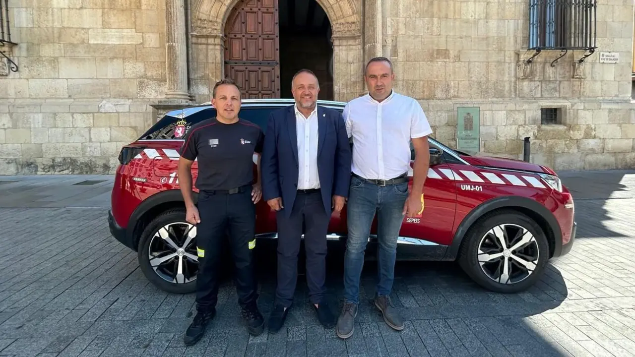 El jefe del servicio, Julián Alcalá, el presidente de la Diputación, Gerardo Álvarez Courel, y el diputado del área y vicepresidente, Luis Alberto Arias 1