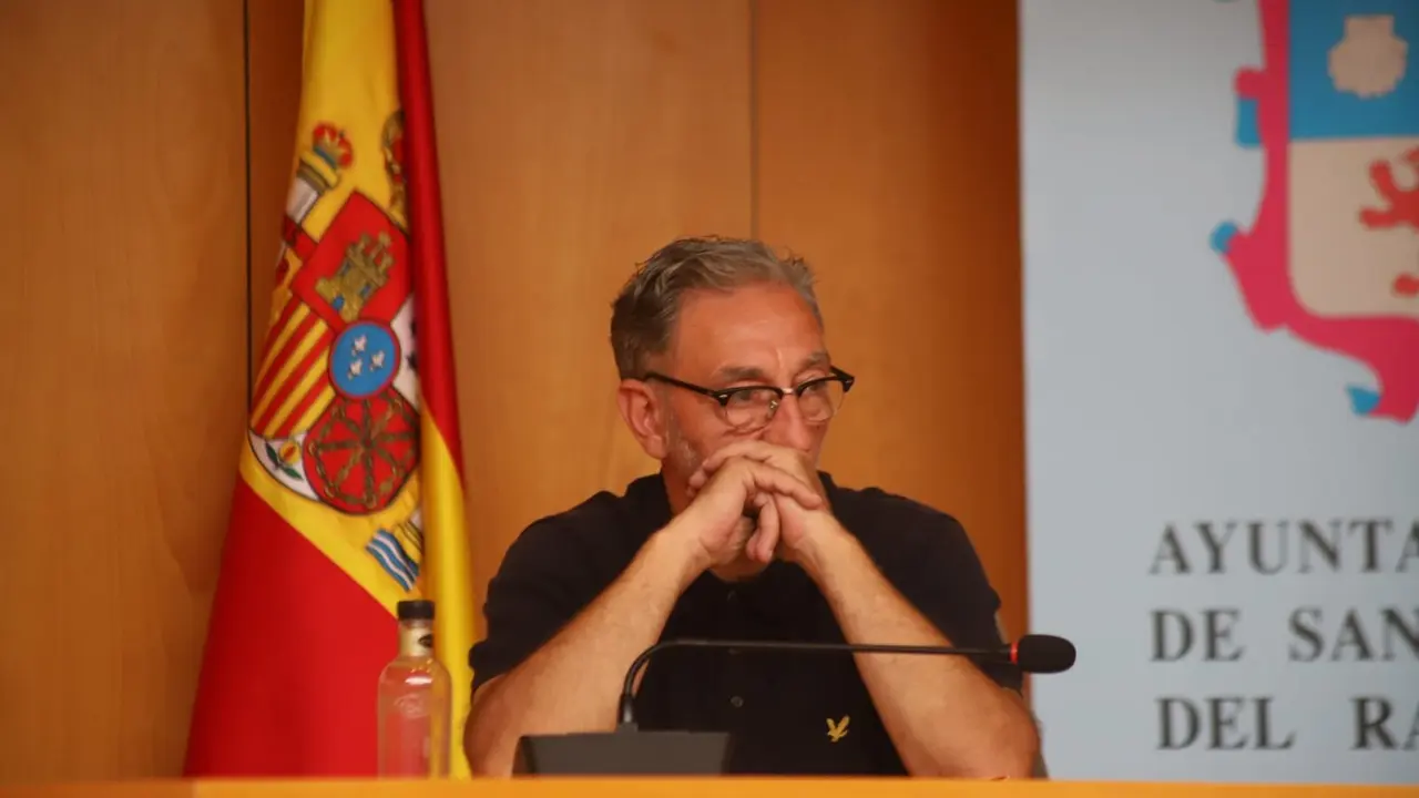 El concejal de Cultura de San Andrés del Rabanedo, Manuel Francisco Romero, durante el pleno de este jueves. Foto: Isaac Llamazares