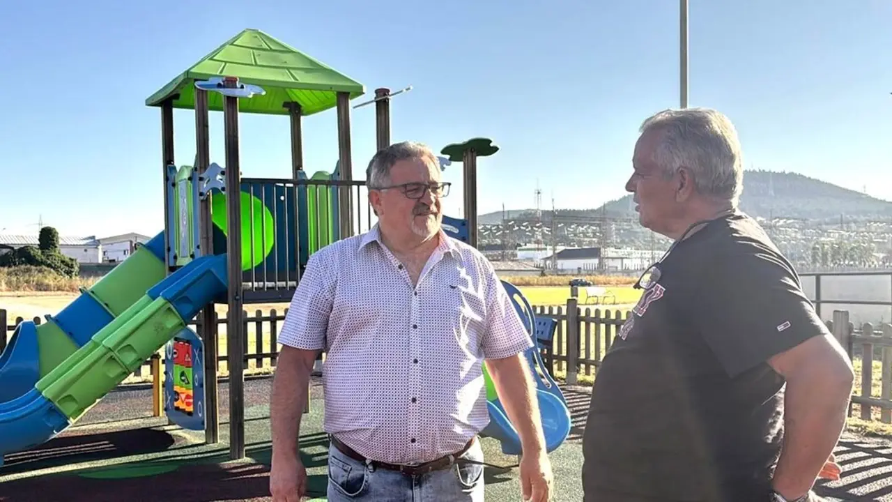 El concejal de Medioambiente, Transporte y Movilidad, Carlos Fernández, en el parque de la Rosaleda