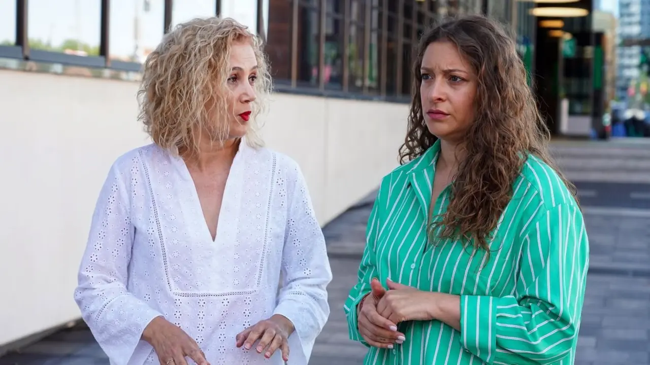 La presidenta del PP de León y vicesecretaria nacional de Sanidad y Educación, Ester Muñoz, analiza la situación del transporte ferroviario en la provincia junto a la diputada Silvia Franco. Foto: Campillo.