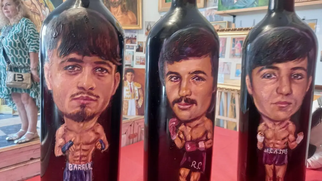 Luis Zotes ha homenajeado a los campeones de boxeo leoneses con la entrega a los mismos de unas originales botellas con sus retratos.