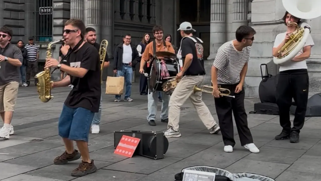 'La Sin Control' en una de las ciudades europeas durante su gira callejera.