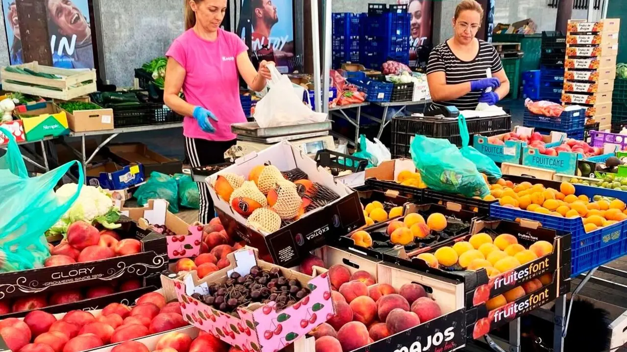 Colorido y frutas de temporada en el Mercado de Benavides.