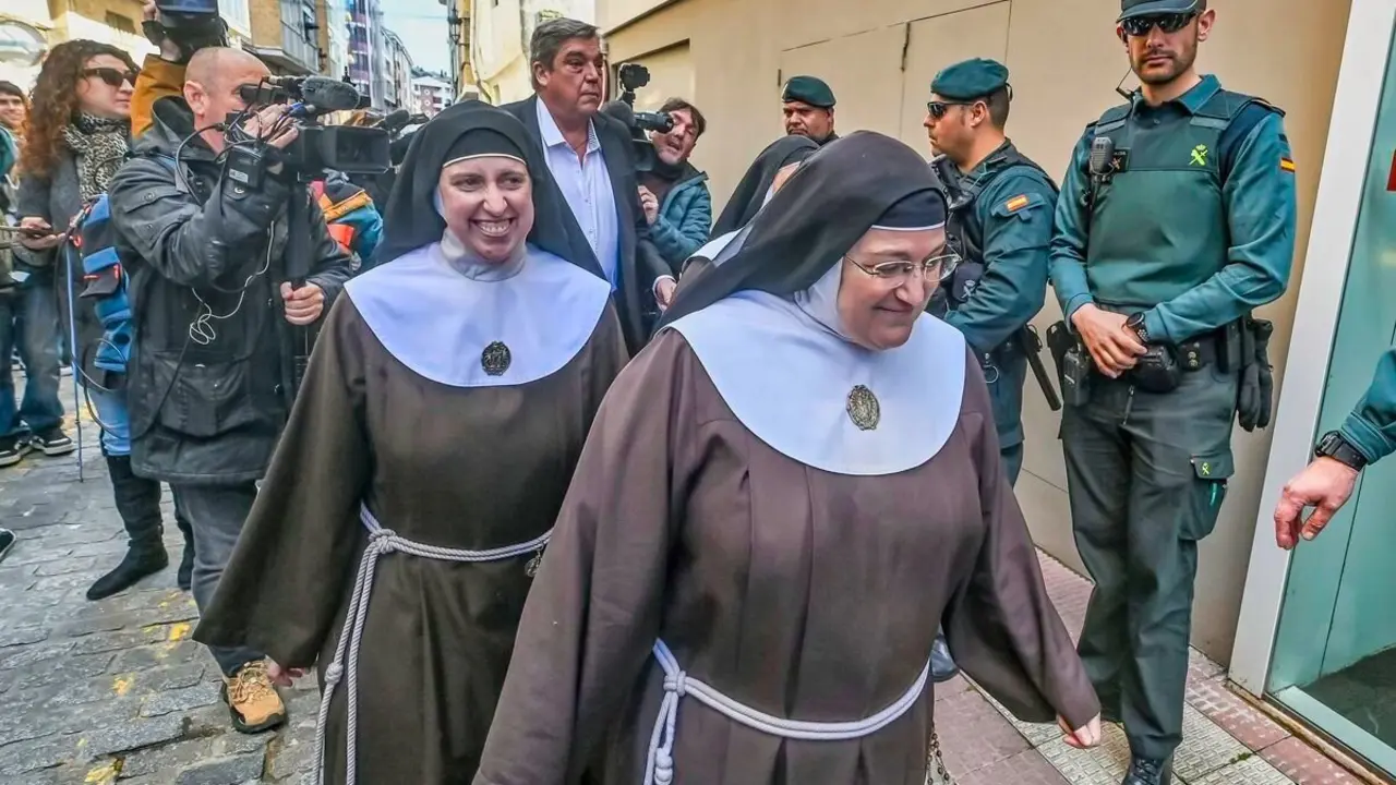 Las ex monjas clarisas de Belorado acuden a declarar al juzgado de Briviesca. Foto: R. Ordóñez