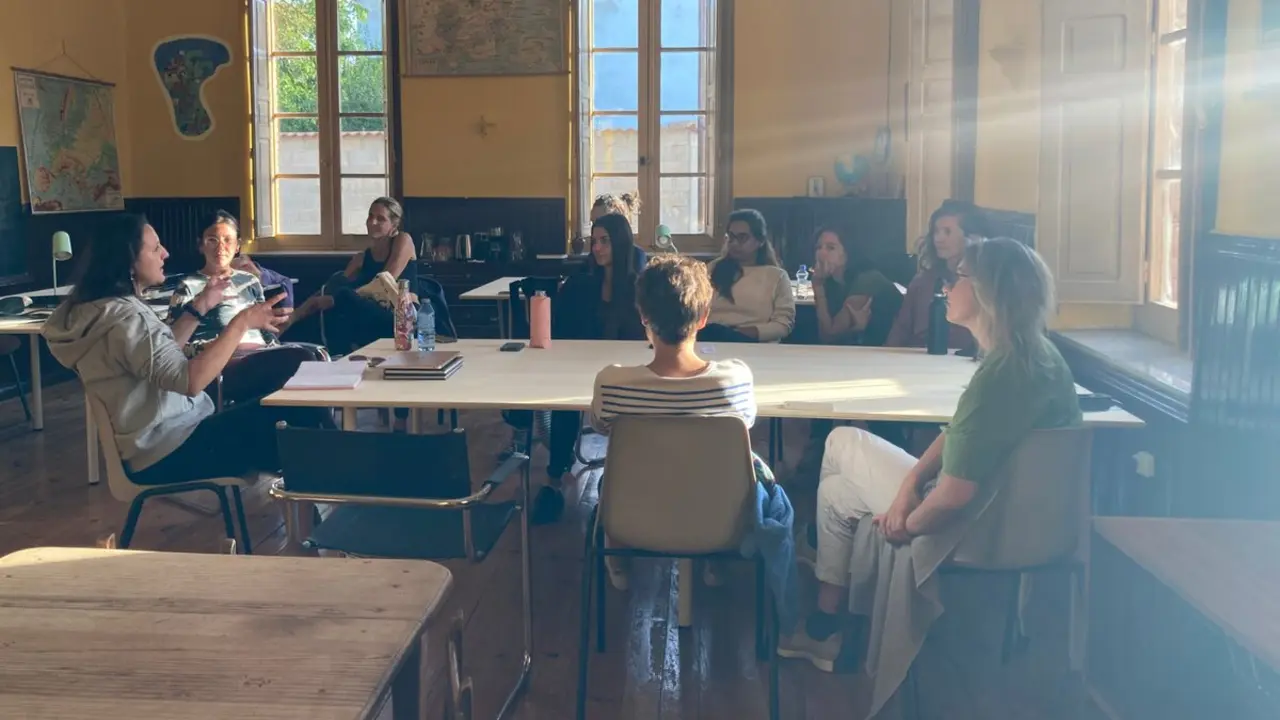 El programa "Fortalecimiento Profesional y Entrenamiento de la Actitud Resiliente" incluye alojamiento, mentorías y servicios de guardería, cuidado de animales y transporte para facilitar la participación.
