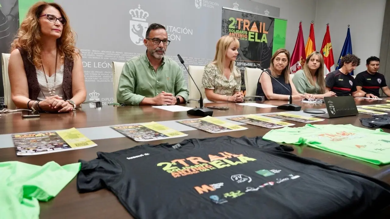 La diputada de Juventud y Deportes, Patricia Martínez, presenta el Trail Solidario ‘Antimio con la ELA’, junto a Roberto Salvadores, de la Junta Vecinal de Antimio de Arriba;; la directora de Comunicación, Marketing y RR.PP. de la Asociación Española de Esclerosis Lateral Amiotrófica, Rosa María García Llorente; y la presidenta de EM León, Lorena López
