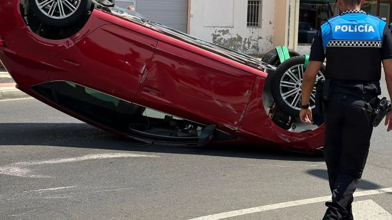 Aparatoso accidente sin heridos en la carretera Alfageme de San Andrés del Rabanedo. Foto: Marga Calvo