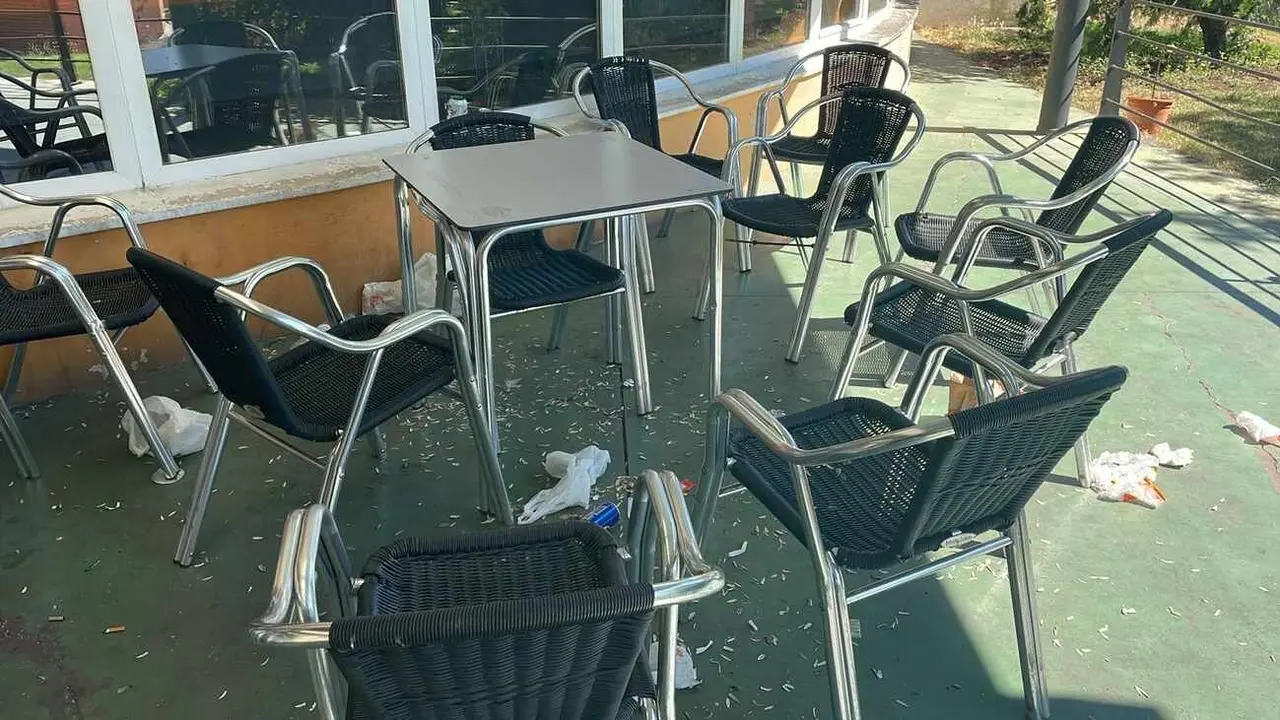 Estado que presentan las terrazas tras su uso fuera de horario.