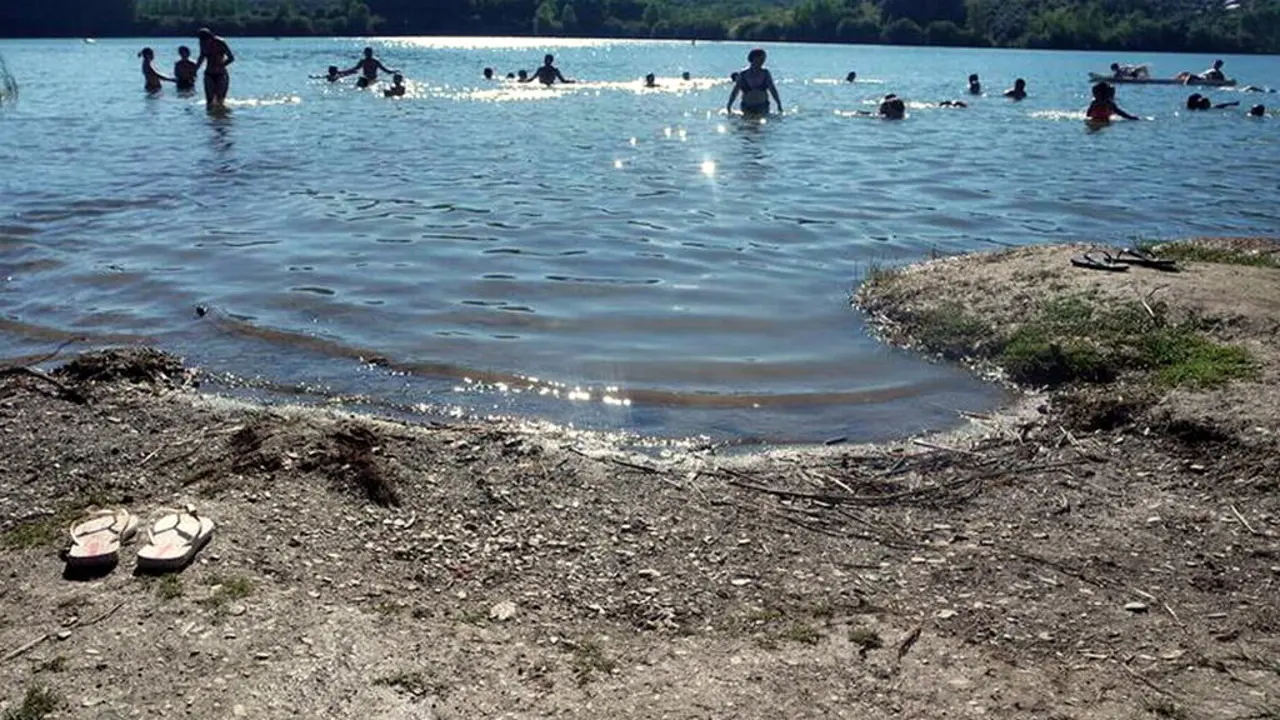 Zona de baño en el Lago de Carucedo.