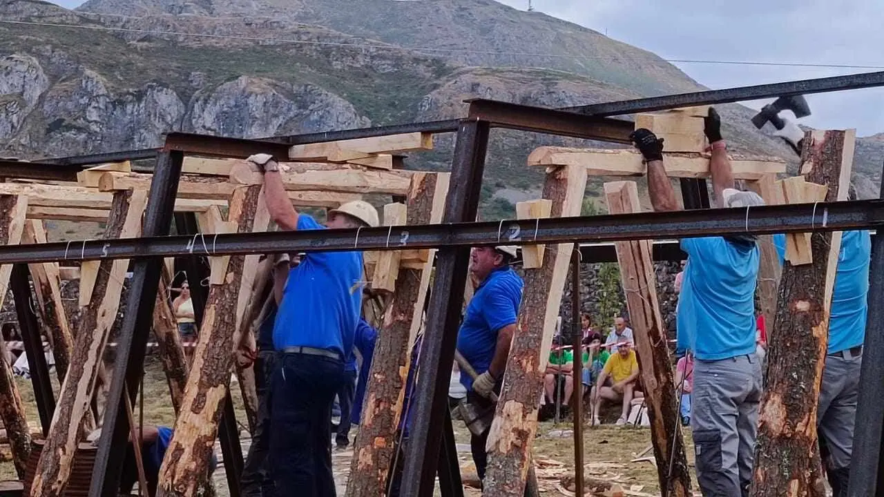 El II Concurso Nacional de Entibadores Mineros en Cabrillanes reivindica una profesión clave en la historia minera leonesa, hoy desaparecida pero aún viva gracias a la tradición y el reconocimiento popular.