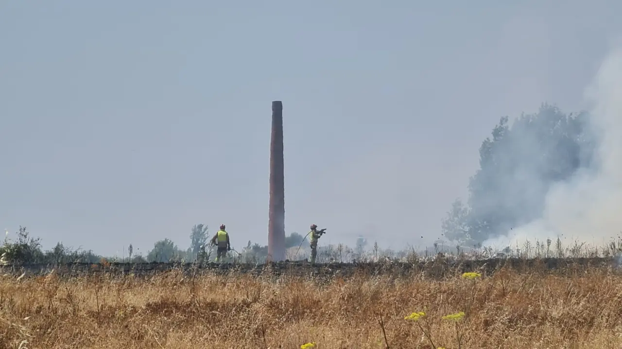Los Bomberos sofocan un conato de incendio junto al Hospital de León. Foto: M.C.