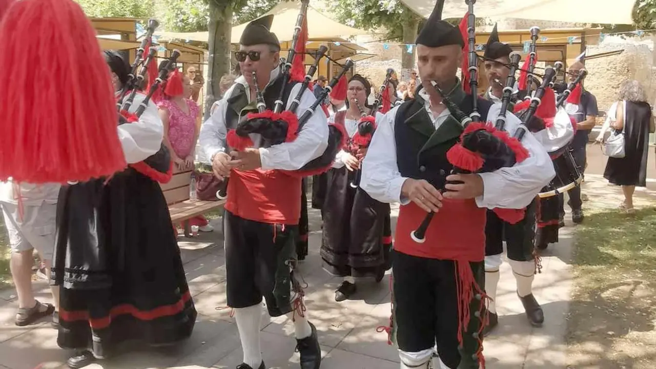 La II Astur Feria cierra con éxito de público, música tradicional, gastronomía y un ambiente festivo que ha llenado de vida el Jardín de los Patos.