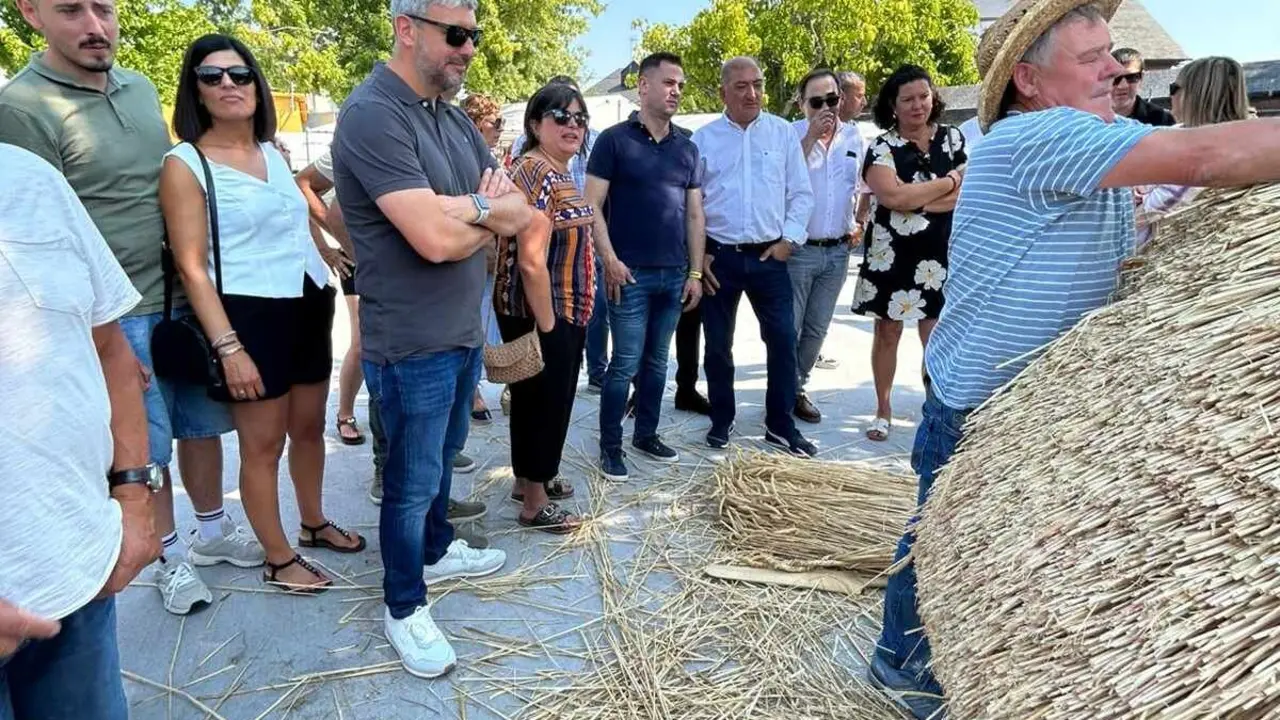 Vega de Espinareda ha vuelto a vivir este domingo 3 de agosto una de sus jornadas más tradicionales y festivas con la celebración de la Feria del Espino, una cita que hunde sus raíces en el año 1317.