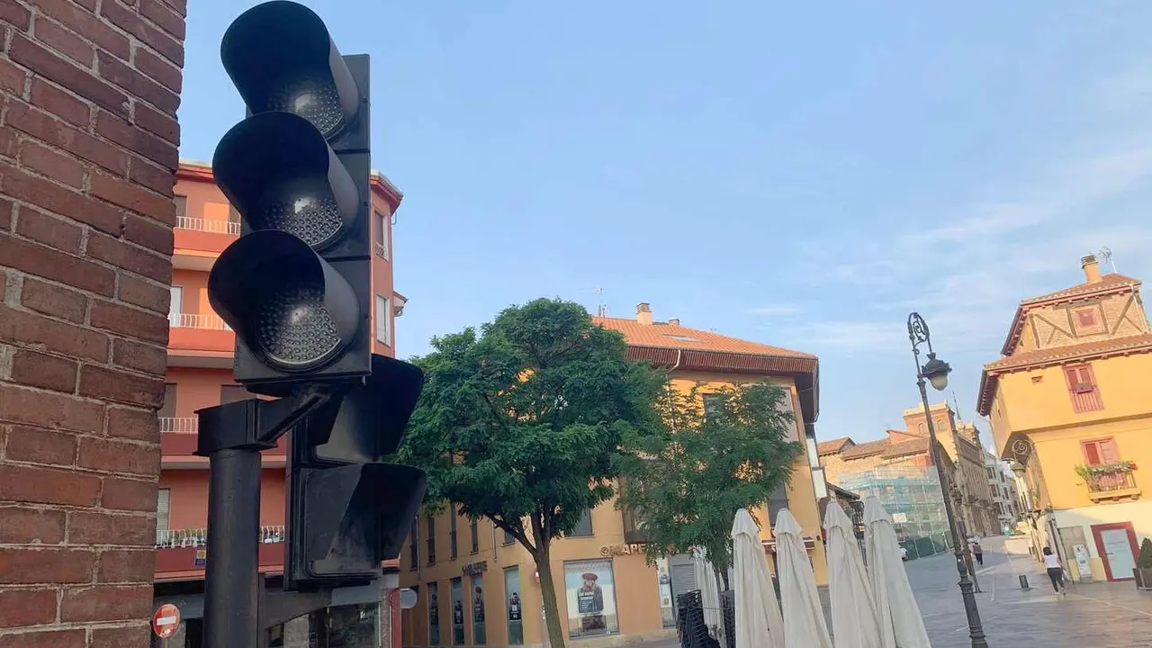 Un semáforo fuera de servicio a primera hora de este lunes en el entorno de José María Fernández.