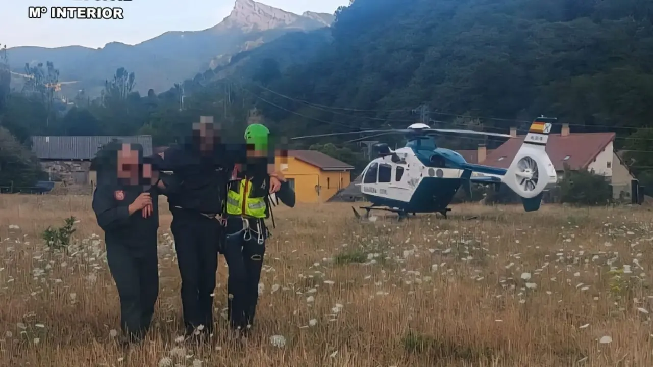 Momento del rescate del montañero inglés este lunes en la montaña de Riaño.