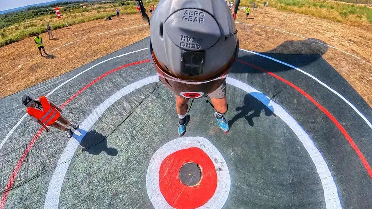 El parapentista leonés Víctor Rodríguez, conocido como ‘Moncho’, ha vuelto a escribir una página dorada en su ya extensa trayectoria deportiva al proclamarse campeón de España de Accuracy, o campeonato nacional de precisión en parapente, en la prueba celebrada este fin de semana en Baltar (Galicia).