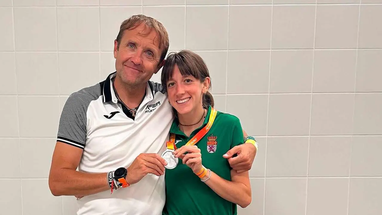 La leonesa June Arbeo sube al podio en los 3.000 metros obstáculos y el club consolida su proyección nacional con un equipo joven y competitivo; en la imagen, la atleta junto a Villacorta.
