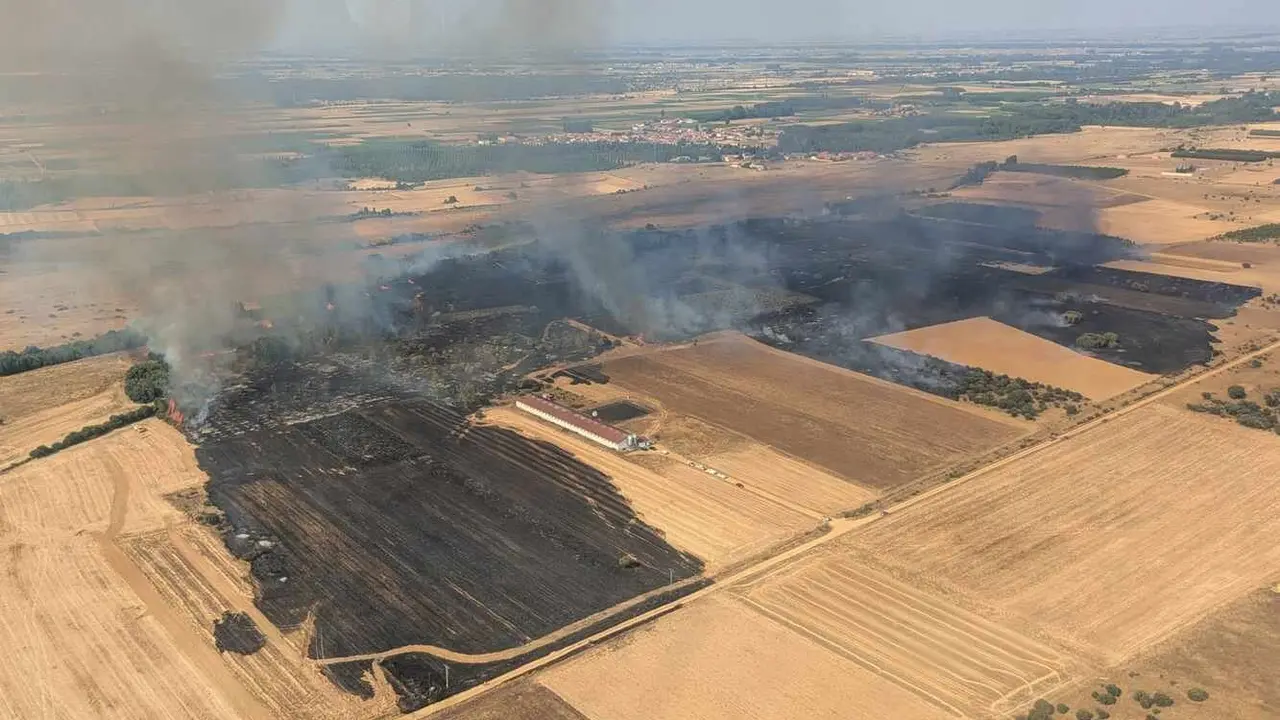 Vista aérea del fuego en una imagen facilitada por Brif Tabuyo.