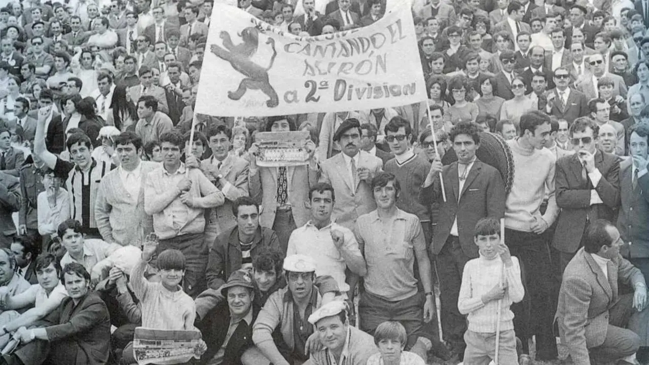Aficionados de la Cultural celebrando un ascenso a Segunda.