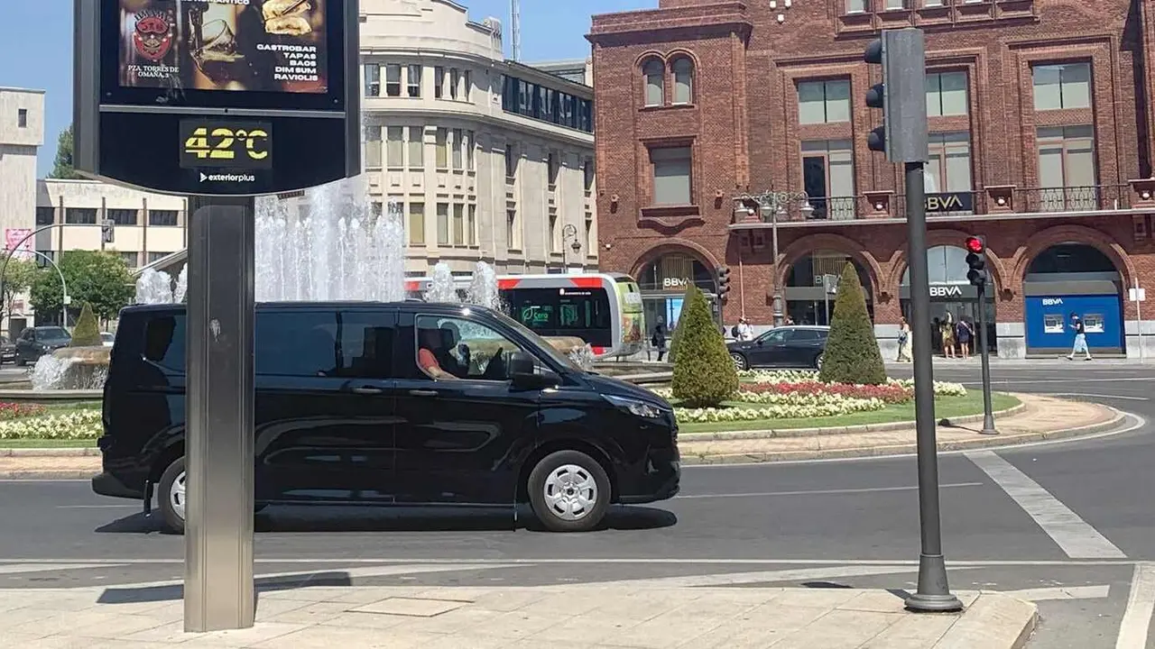 Un termómetro, este lunes, en la Plaza de Santo Domingo de León capital.