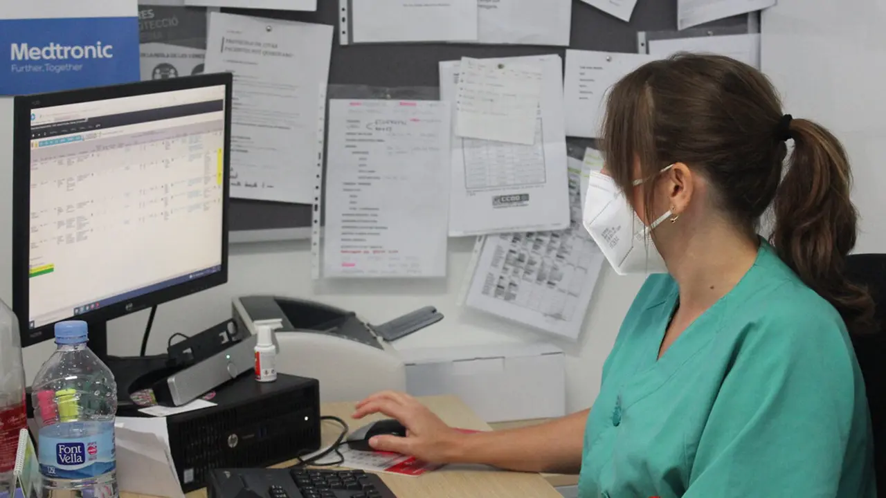 Una enfermera realiza labores de control administrativo en un hospital.