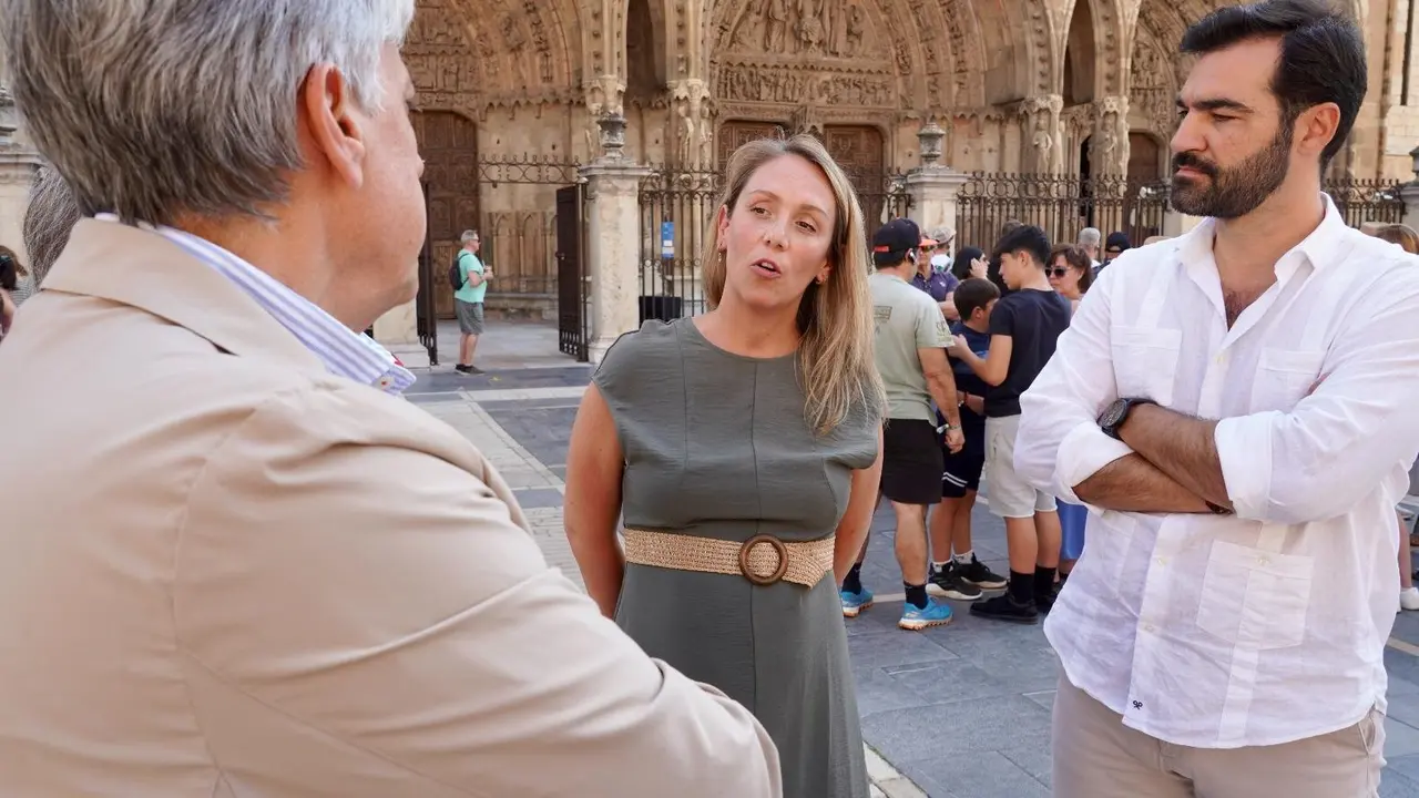 La vicesecretaria nacional de Coordinación Sectorial del PP, Alma Ezcurra, comparece para hablar de actualidad política durante su visita León acompañada del secretario provincial, Eduardo Diego, y el portavoz en el Ayuntamiento de la capital, David Fernández. Foto: Campillo