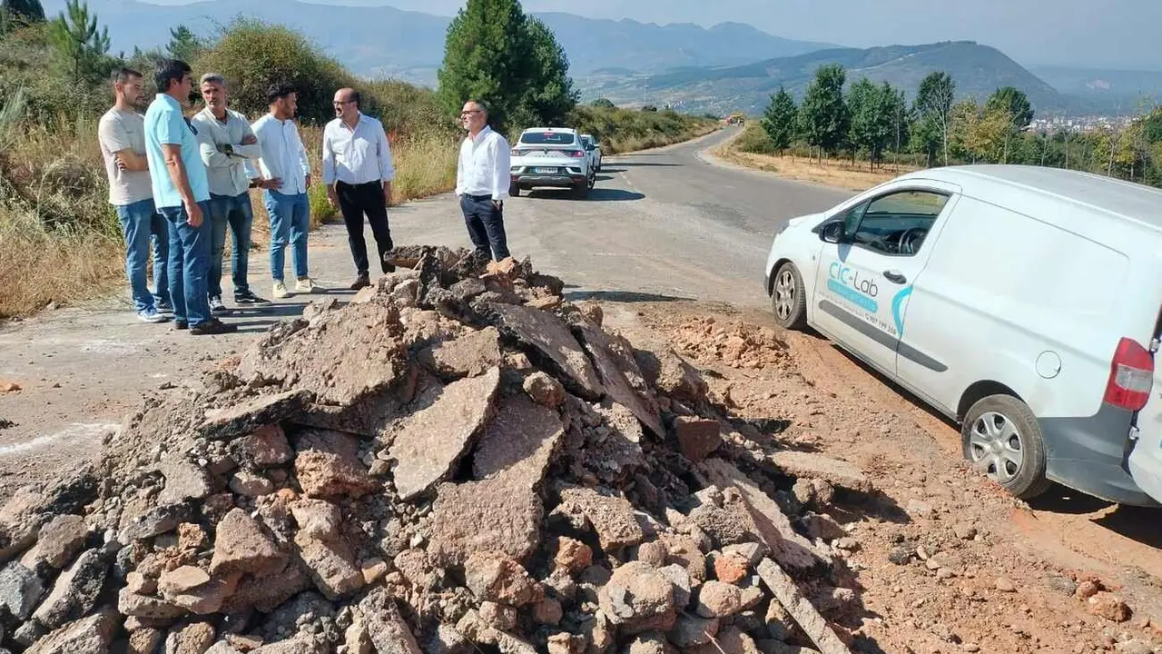 El alcalde de Ponferrada, Marco Morala, asiste al inicio de las obras.