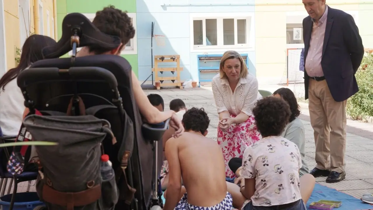 La vicepresidenta de la Junta de Castilla y León y consejera de Familia e Igualdad de Oportunidades, Isabel Blanco, visita el Centro de Educación Especial 'El Pino de Obregón'.