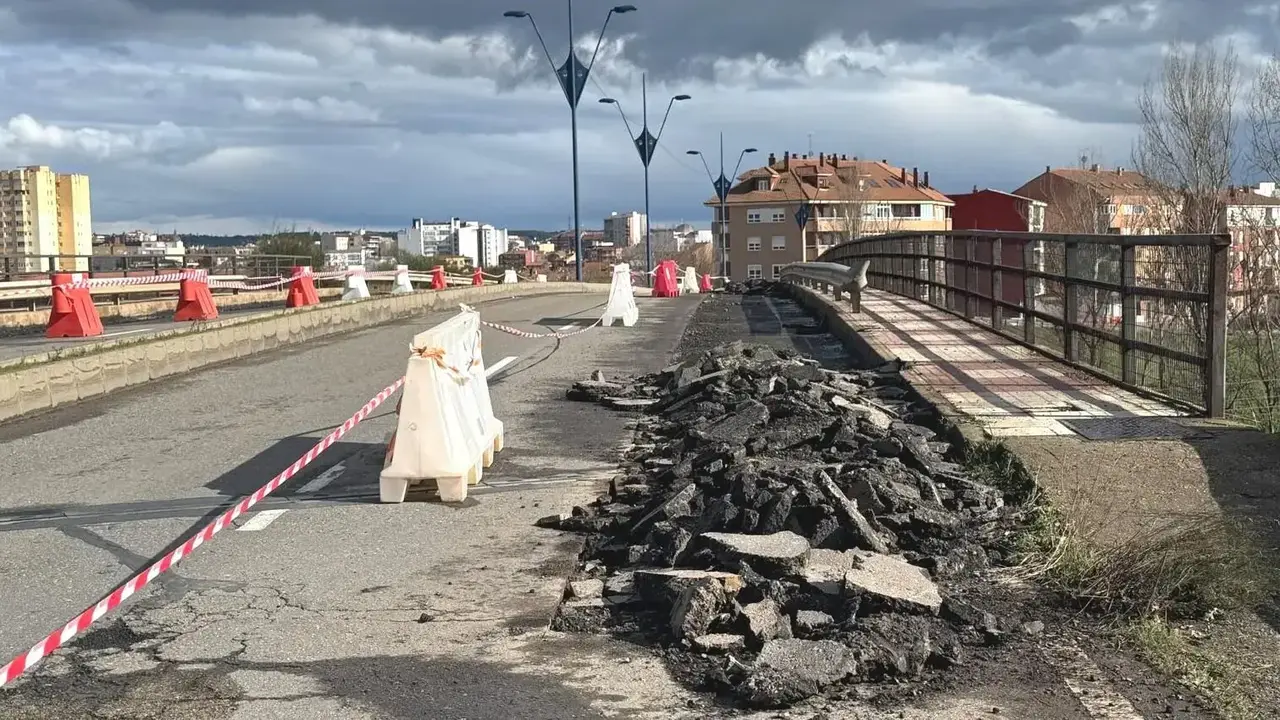Imagen de las obras realizadas en su día por el Ayuntamiento de San Andrés en el paso elevado sobre las vías.