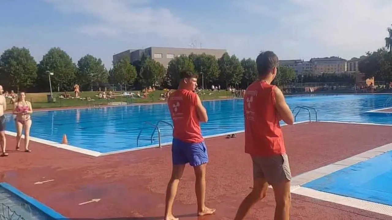 Socorristas y usuarios en la piscina de La Palomera de León, este martes.