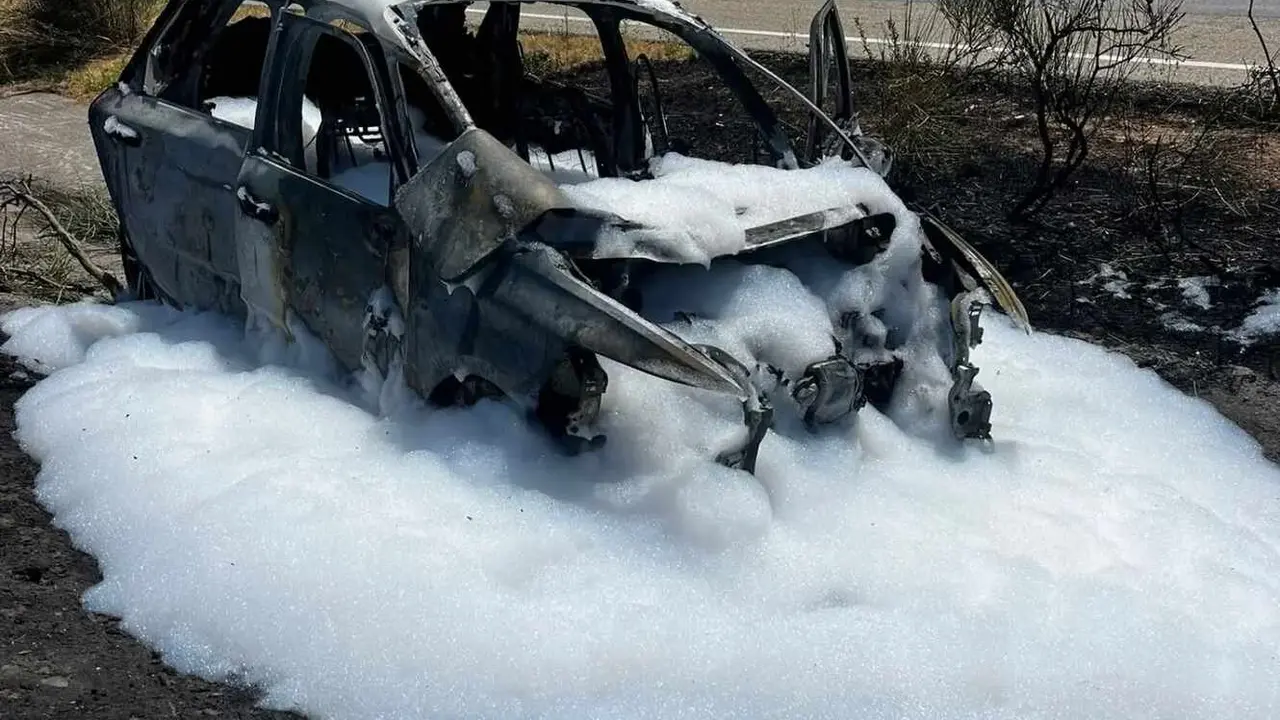 Imagen de un veh&iacute;culo calcinado por las llamas.