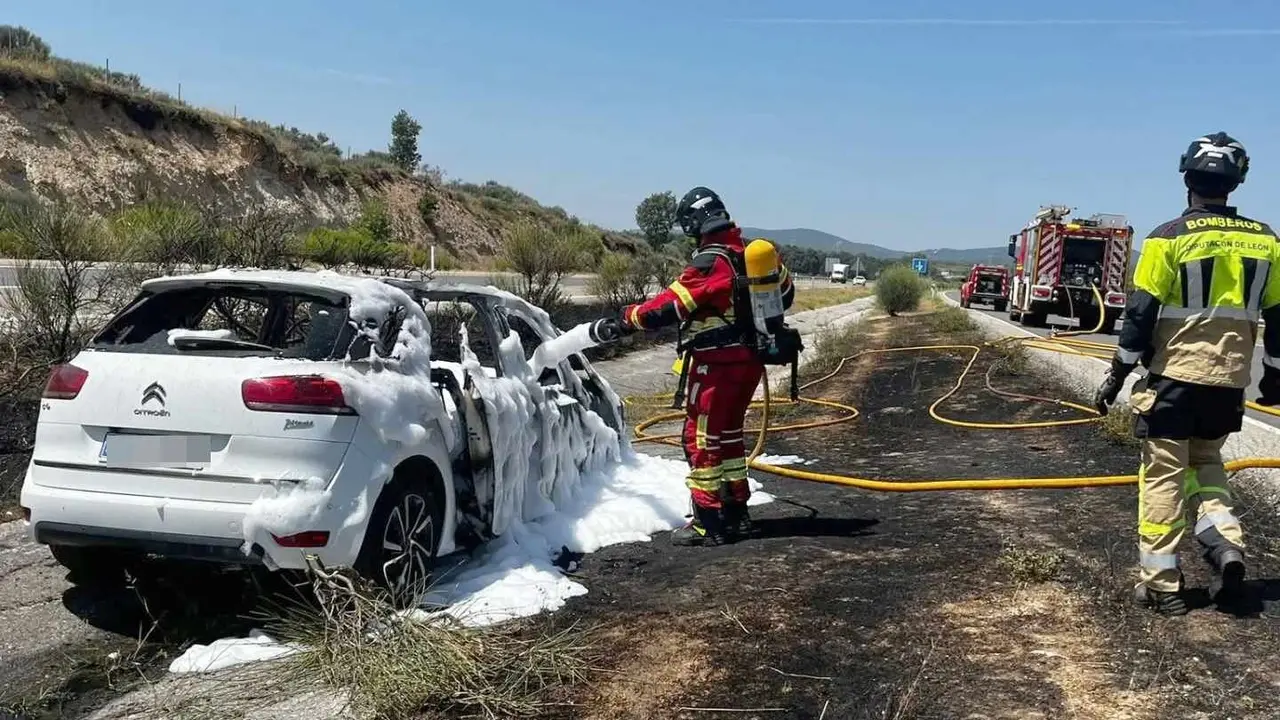 Efectivos del Sepeis sofocan las llamas en un incendio que se extendió a la mediana de la vía. Foto: Sepeis