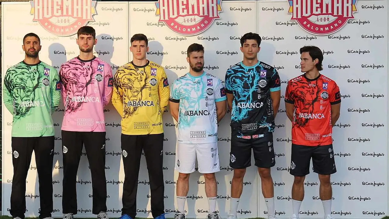 La puesta de largo de las camisetas diseñadas por el Estudio Da Vinci y fabricadas por XA Sport conquista a afición y curiosos en un evento cargado de identidad y emoción en León. Fotos de Isaac Llamazares