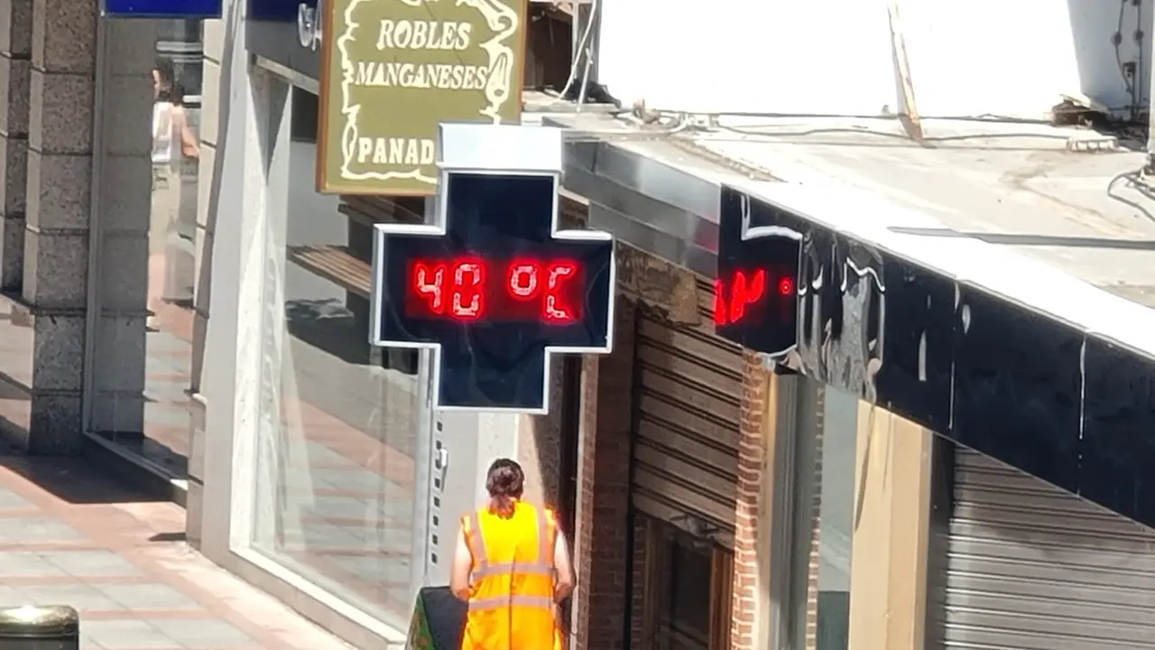 Un termómetro en León capital marca un registro de 40º durante la ola de calor.