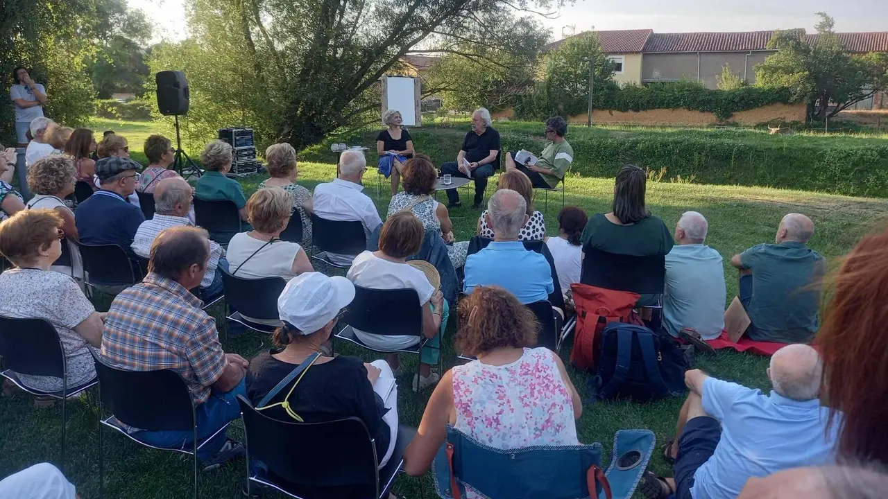 Asistimos, afortunados, a la presentación en la sede de la Fundación Cerezales Antonino y Cinia de la primorosa reedición por parte de Editorial Nórdica del libro 'La Lentitud de los Bueyes' de Julio Llamazares. (Jesús Ferrero)