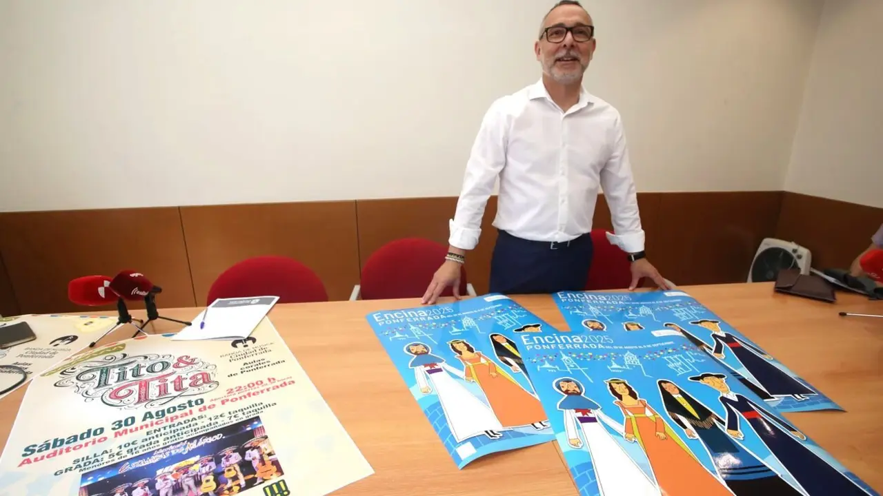 El concejal de Fiestas del Ayuntamiento de Ponferrada, Carlos Cortina, durante la presentación de las Fiestas de la Encina de Ponferrada. Foto: César Hornija.